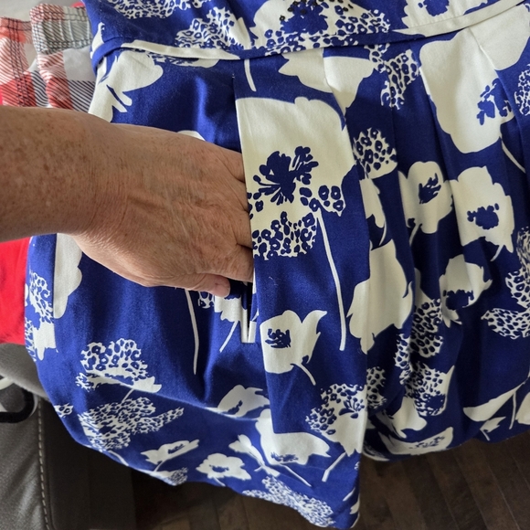 Tahari Blue and White Floral Midi Dress With Black Sequins And Pockets Size 8 - Picture 4 of 5